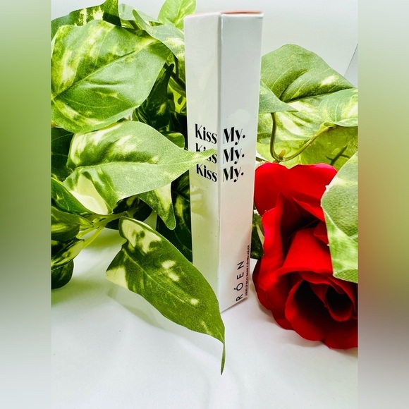 Roen Kiss My Liquid Lip Balm in Charlie - Picture 2 of 12